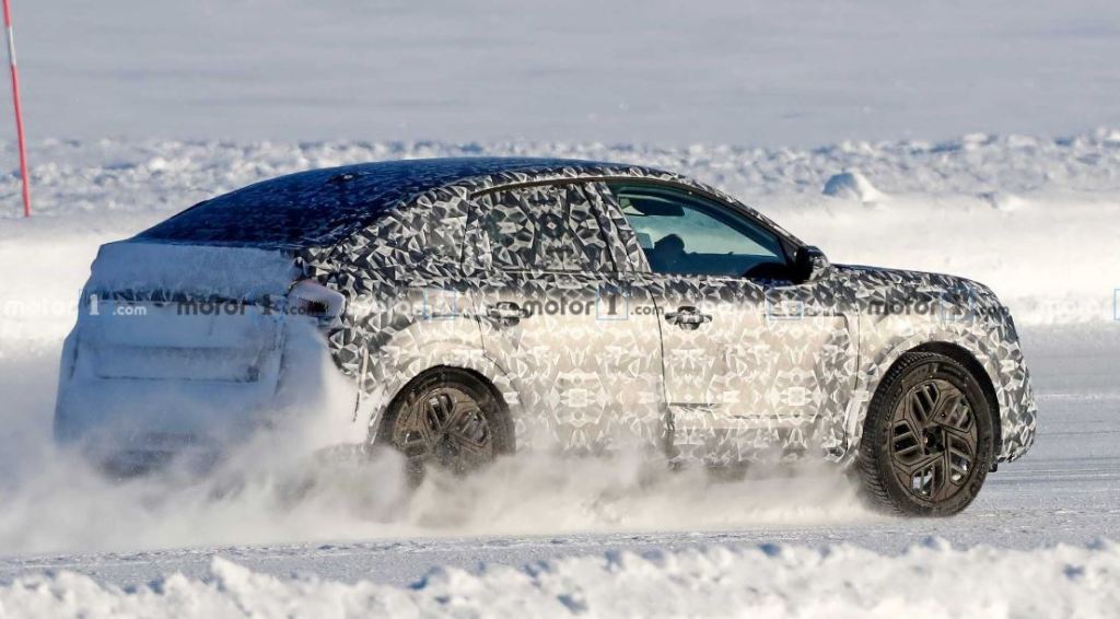 Uusi C4 on bongattu talvitesteissä. Kuvista päätellen kori on viisiovinen hatchback, mutta nykymuodin mukaan olemukseltaan melko korkea.